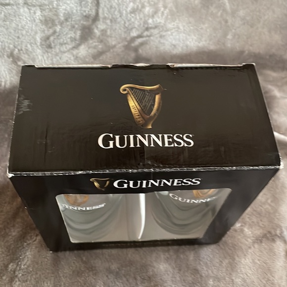 Guinness Pint Glasses 20oz Gravity Glass Gold Print Embossed Harp Set of 2 - Picture 7 of 8